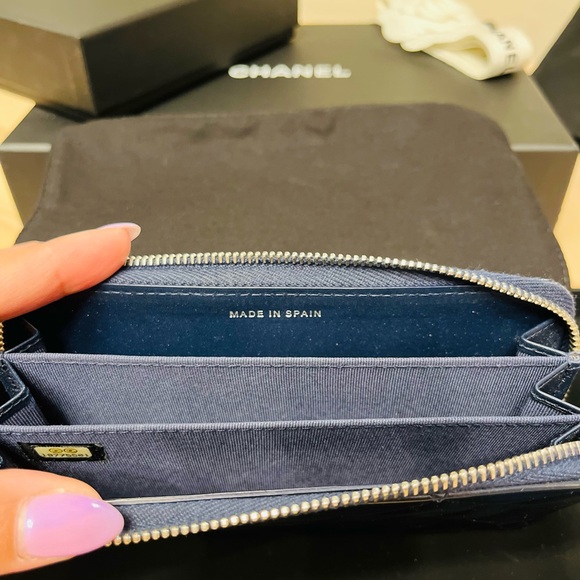 CHANEL SMALL NAVY BLUE PATENT LEATHER ZIP AROUND WALLET - Picture 14 of 15